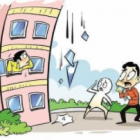 公共區(qū)域的采光玻璃砸傷業(yè)主，物業(yè)公司要擔(dān)責(zé)嗎？